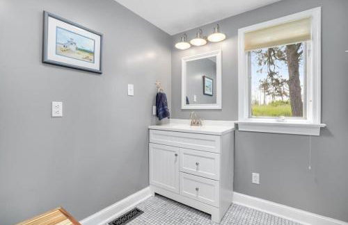 Cozy cottage w creekside fire pit & patio - Foto 18