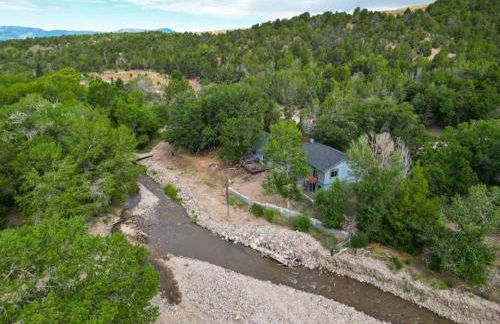 Mountain Home w/ a River in Back - Close to Skiing - Foto 14