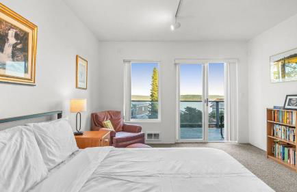 Incredible Water Views, Deck Relaxing Retreat Greenbank Getaway by Avantstay - Foto 40