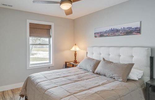 Patio and Fishing Pond! Modern Barndominium Near KC - Foto 13