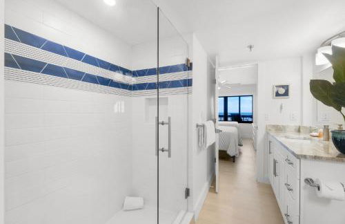 Luxury direct oceanfront corner with large private balcony, heated pool and garage - Photo 36