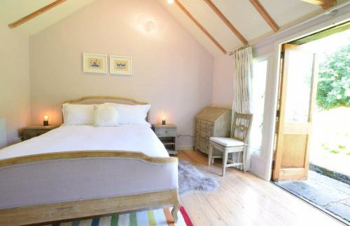 The White House with Studio - Photo 25