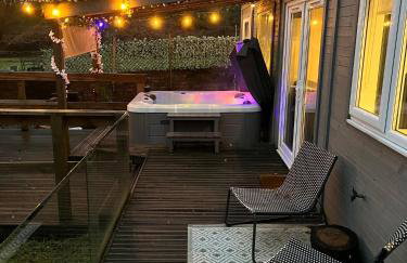 The Cabin with optional Hot Tub Projector DEPOSIT REQUIRED FOR PROJECTOR - Foto 4