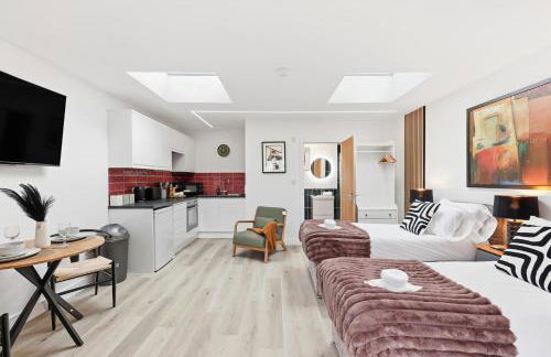 Stylish Home - Pool table, Virgin TV, Fast Wifi, Garden and Self-Check-In by Yoko Property - Photo 23