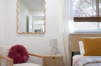 NEW Riverside Retreat with Pool - Foto 14