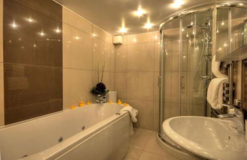 Beautiful period cottage, exceptional riverside location in the heart of Chester - Photo 29