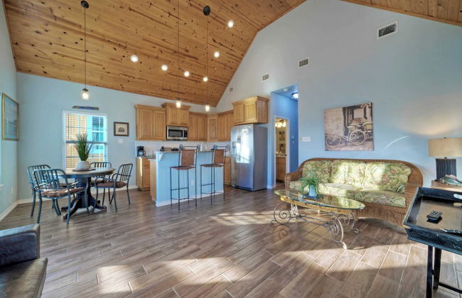 Group Getaway w/ Pool, Boat Dock 2 Homes Laguna Village Retreat by Avantstay - Foto 51