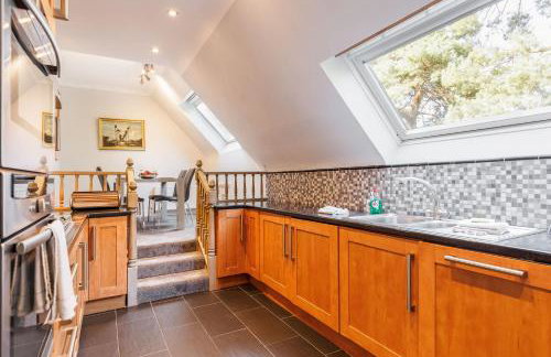 The Gables Penthouse - 15-Minute Walk to Branksome Chine Beach - Photo 17