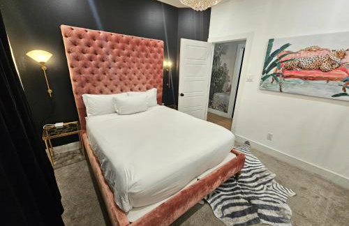 Black House - Downtown Elegance with HotTub and King Beds - Foto 58