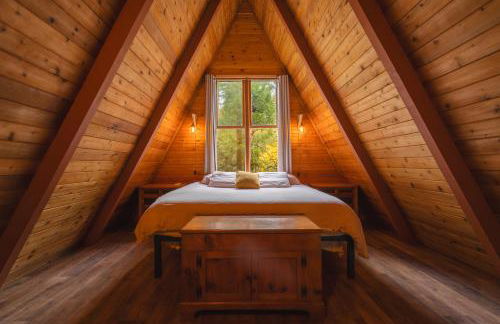 Enchanting River- Water Front A-Frame Cabin - Foto 14