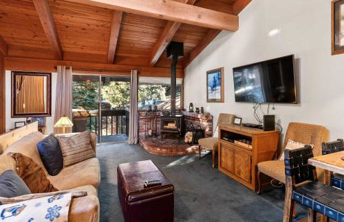 2BR Overlooks Shared Pool Near Gondola & Village - Foto 1