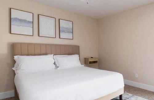 Walk to ATT-Free Parking-Min to attractions-Modern - Photo 17