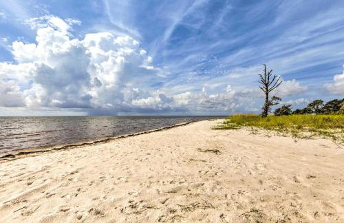 Breezy Home with Grills, Pool and Beach Access! - Foto 34