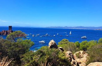 Dans un cadre d'exception, Vue mer panoramique à Agay Côte d'Azur, Village Vacances Cap Esterel, 2 chambres, avec jardin, golf, climatisation, Wifi, 5 piscines - Foto 35