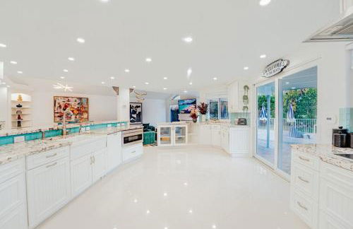 Beachfront Oasis w Htd Pool Cinema Game-Room Tiki - Foto 27