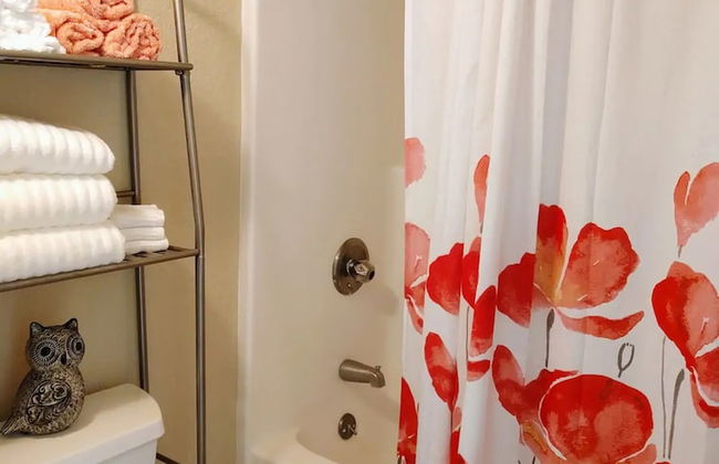 Spacious Lakeside Country Getaway - Foto 9