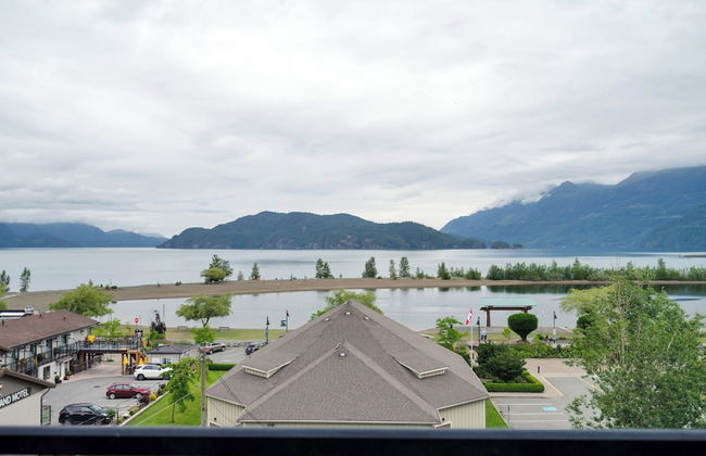 Charming 1BR Lakeside - Photo 13