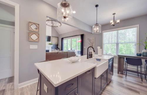 5BR Farmhouse Lake Retreat Pool Hot Tub Theater - Foto 56