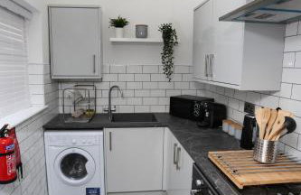 Cheerful 4-bedroom home in Sheffield - Photo 15