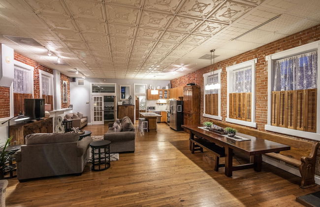 Elegant Loft-style Retreat in Old Firehouse Alley - Foto 14