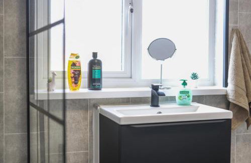 Spacious Family - Contractor Stay - Parking - WiFi - Photo 6