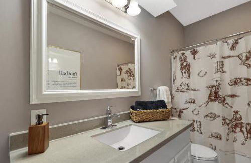 Charming 5BD - UNL 5mins - BBQ, Games & Backyard - Foto 36