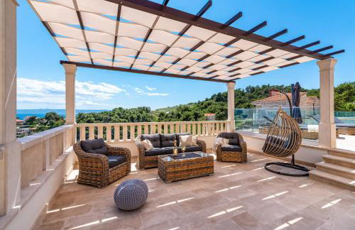 Villa Kadena - Luxury Seaside Villa with Private Heated Pool - Photo 12