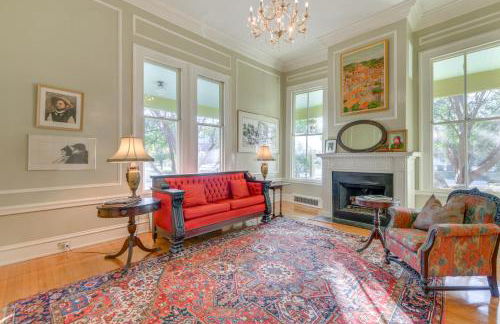 Ornate Victorian Home with Courtyard and Fire Pit! - Foto 7