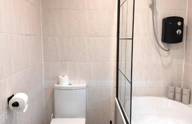 Lux 4 Bedroom House - Jacuzzi Bath Sleeps 9 Free Parking Near Leeds Centre - Foto 22