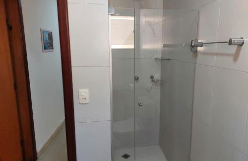 Dois quartos Cozinha completa Wi Fi Self check in com senha Central e perto de tudo a 4,4Km da Rodoviária e 15,4 km do Aeroporto Apartamentos 102 e 302 - Foto 5