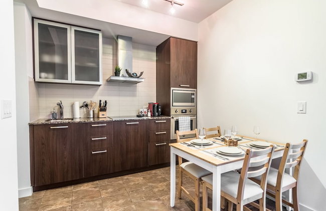 AOC Suites 2 Bedroom Condo, City CN Tower View - Foto 10