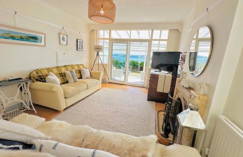 Elegant Coastal Home with Unrivalled Sea Views - Foto 2