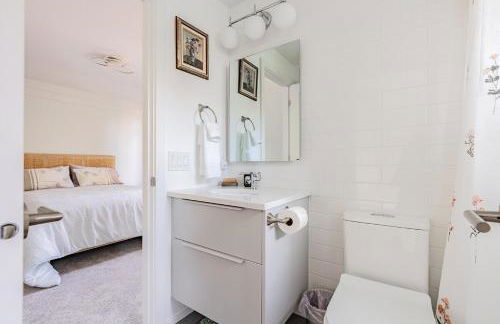 Spacious Central Kirkland Gem with Deck Near Google - Foto 40