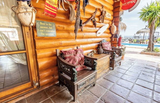 Luxurious Private Cabin Pool Hottub & Fireplace - Photo 31