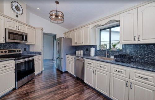 Heated Pool, Sleeps 10, Relaxing Lanai, Near Beaches, Pet Friendly! - Foto 2