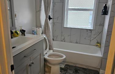 Cozy Roomy family sized apartment on major bus route close to all - Foto 11