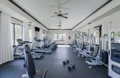 Modern One Bedroom Apartment in Addison with Pool - Foto 16