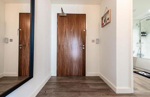 Stylish Skyline Apartment - 2 Bed, 2 Bath, Gym, Concierge in City Centre - Foto 36