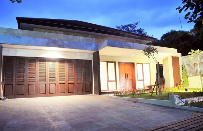 Chamomile Hill View 6BR Villa pool and movie room - Photo 40