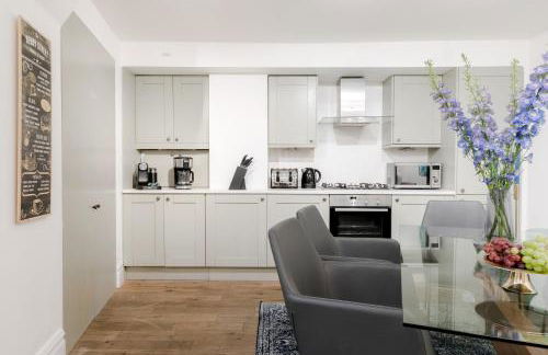 RARE FIND off Oxford St! SOHO 5bed Design House For XXL Groups - Photo 36