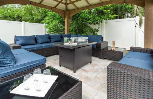 Adventure Awaits in Tampa Bay with Beautiful Decor 4BR with Backyard Oasis Near Busch Gardens & Adventure Island - Foto 18