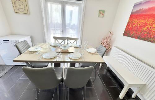 Spacious 3-Bed Home with Garden, Private Parking, Smart Tv's, Fast Wi-Fi - Photo 22