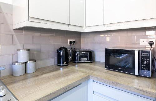 Bright 2BR House with Garden & Parking Sleeps 5 - Foto 16