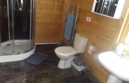 Spacious 3 bedroom cabin at Avonvale Holiday Lodge - Photo 12