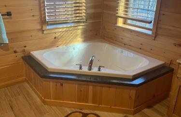 Luxury Cabin with Outdoor HotTub-NEW Construction - Foto 8