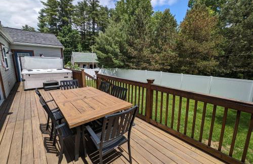 Luxurious Lake Retreat with Hot Tub and Walk to Beach - Foto 23