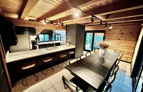 MOONLIGHT MOUNTAIN MANOR - Cedar Hot Tub, Views & Games - Foto 7