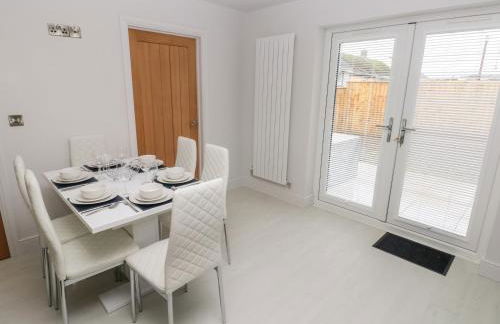 LunaRoxx, 6 Meadow Gardens, Kilgetty - Photo 9