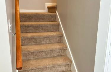 Modern Two BR Townhome, Workspace, Free Parking and Wi-Fi - Foto 24