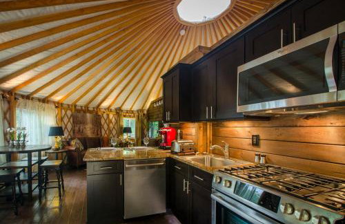 Spring Ridge Luxury Yurt - Creekside Glamping with Private Hot Tub - Foto 10